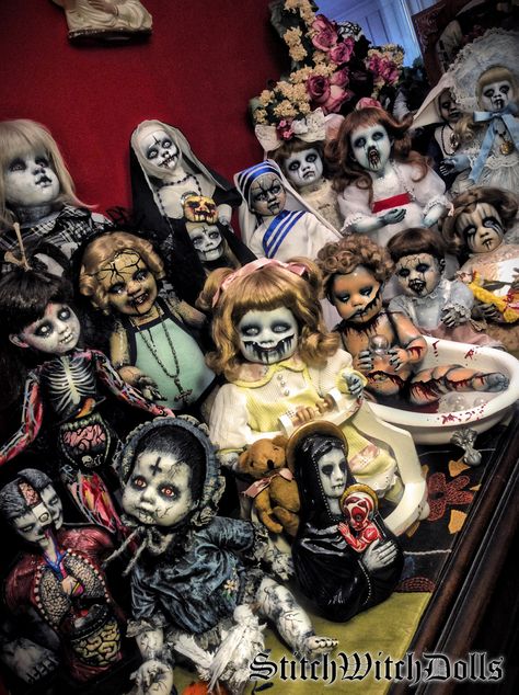 Zombie Porcelain Dolls Diy, Creepy Doll Yard Decor, Creepy Doll Heads Diy, Painting Creepy Dolls, Creepy Doll Diy, Diy Scary Dolls, Horror Dolls Diy, Diy Creepy Dolls, Creepy Dolls Scary