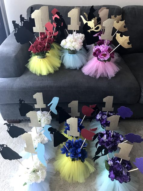 Princess Diy Party Decorations, Disney Princesses Centerpieces, Princess Center Piece Ideas, Princess Theme Centerpieces Diy, Princess Centerpiece Ideas Diy, Princess Birthday Centerpieces Diy, Disney Princess Flower Centerpieces, Princess Party Table Centerpieces, Disney Princess Birthday Party Diy