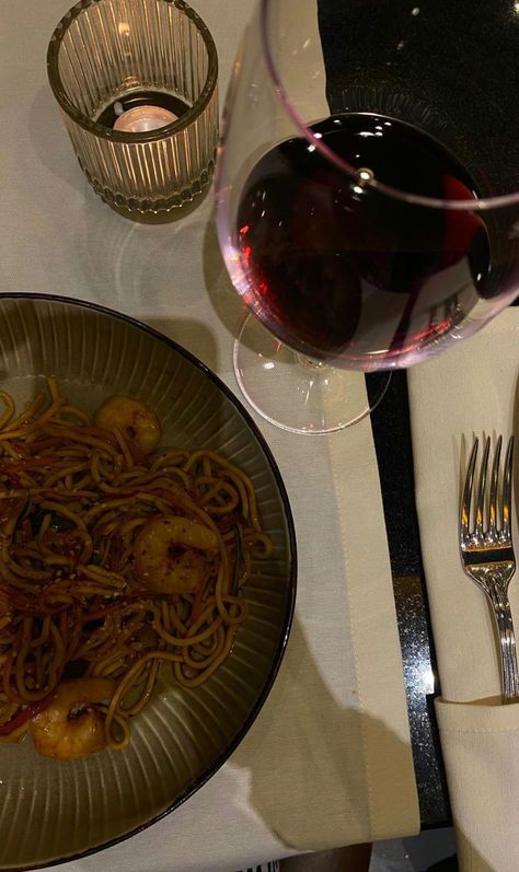 Pasta Wine Aesthetic, Drink Wine Aesthetic, Wine Fake Story, Red Wine Aesthetic, Liqueur Drinks, Wine Aesthetic, Cute Birthday Pictures, Food Drink Photography, Pretty Drinks