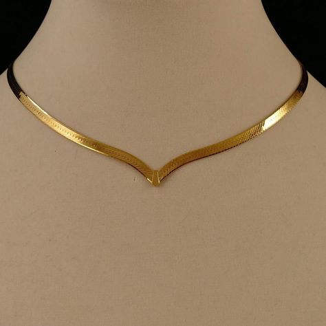 Gold Necklace Modern Design, Neckless Gold Jewelry Simple, Neckless Gold Jewelry Indian, Simple Gold Necklace Designs, Modern Necklace Design, Gold Herringbone Chain, Unique Gold Jewelry Designs, Neck Pieces Jewelry, New Gold Jewellery Designs