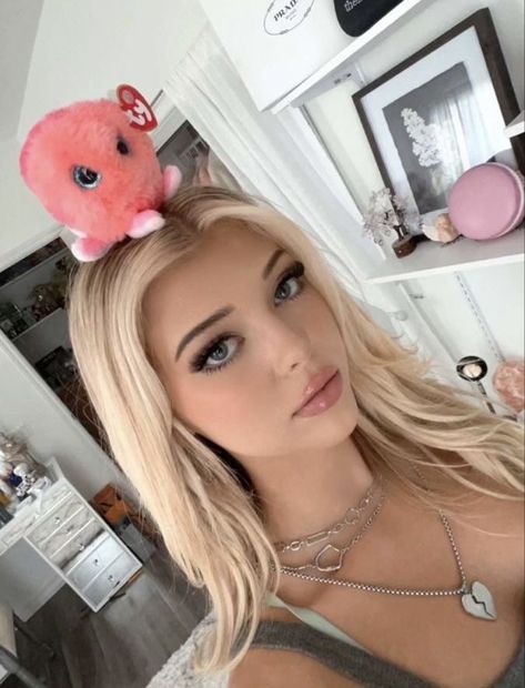 Loren Gray Snapchat, Gray Instagram, Bratz Doll Outfits, Models To Draw, Girly Makeup, Ginger Hair Color, Beauty People, Gray Mirror