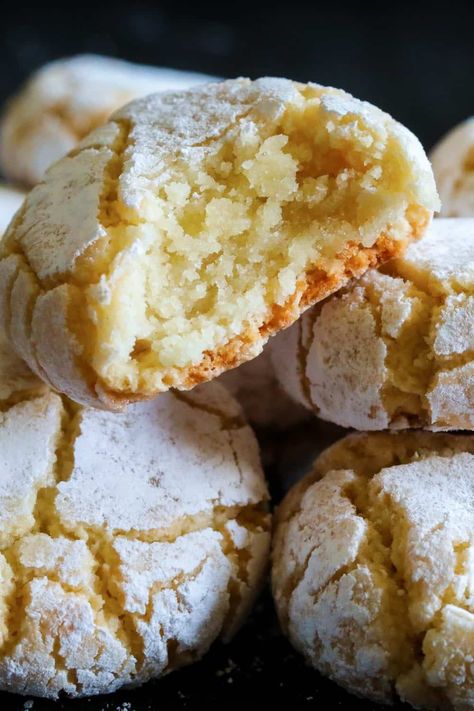 Authentic Italian Desserts, Gluten Free Cookies Easy, Italian Almond Cookies, Amaretti Cookies, Italian Cookie Recipes, Italian Recipes Dessert, Simply Home, Double Chocolate Chip Cookies, Cookie Videos