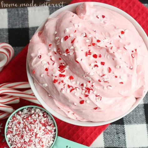 2 Minute Peppermint Fluff Dip Fluff Dip, The Pinning Mama, Easy Christmas Dessert, Easy Dessert Recipes Christmas, Best Christmas Desserts, Christmas Desserts Easy, Marshmallow Fluff, Christmas Food Desserts, Christmas Dessert