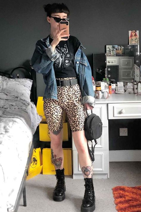 Basics Of Grunge Style And Modern Interpretation Grunge Mum Fashion, Grunge 2023 Fashion, Casual Punk Outfits Summer, Alt Casual Outfits Summer, Cool Punk Outfits, Adult Grunge Outfits, Summer Grunge Outfits 90s Style, Real Grunge 90s, Cute Punk Outfits