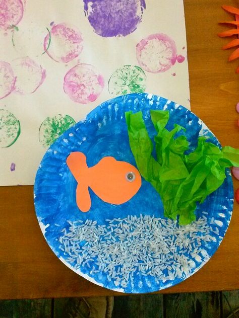 Paper plate fish tank.  rice as sand, green tissue paper seaweed Paper Seaweed, F Is For Fish, Paper Plate Fish, Green Tissue Paper, Summer Camp Crafts, Preschool Activities Toddler, Baby Learning Activities, Sea Crafts, Fish Crafts