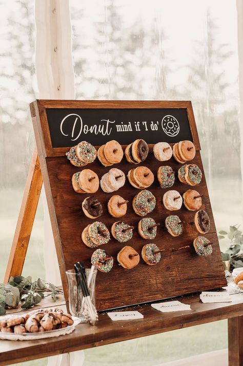 Sweets Bar Wedding, Self Service Bar Wedding, Graduation Sweets, Cocktail Bar Wedding, Donut Walls, Wedding Candy Bar, Entertainment Wedding, Sweets Bar, Wedding Donuts