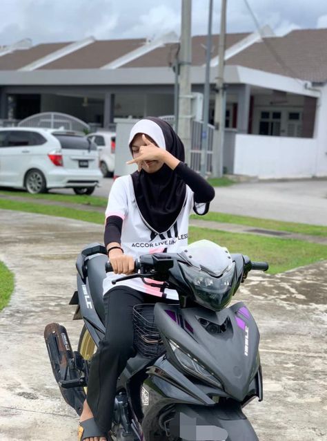 Awek Ootd Atas Motor, Budak Ootd Perempuan, Awek Ootd Sekolah, Budak Comel, Hijab Profile, Fake Gf, Lelaki Comel, Awek Melayu, Girlfriend Aesthetic