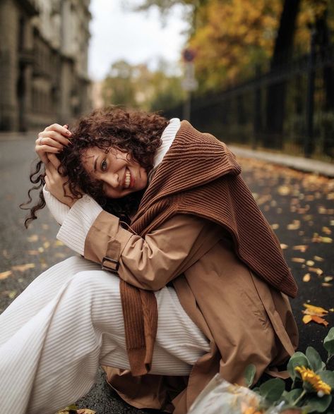 Autumn Photo Shoot, Autumn Photography Portrait, Autumn Images, Fall City, City Shoot, Cozy Outfits, Stylish Photo, Autumn Ideas, Winter Photoshoot