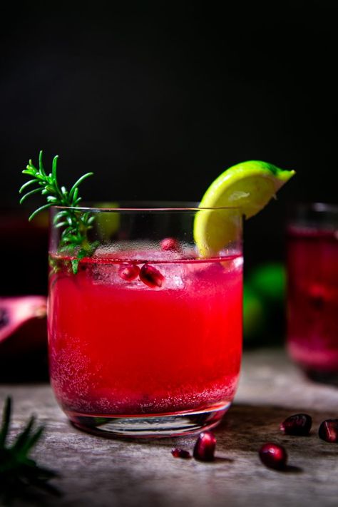 Cocktail Pomegranate, Refreshing Rum Cocktails, Fresh Pomegranate Juice, Shrimp Pasta Recipes Easy, Rum Punch, Pink Cocktail, Winter Desserts, Rum Cocktail, Winter Drinks