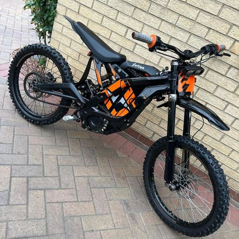 2021 Surron light bee x bike With only 410 miles on it £2700 The bike has Magara upgraded brakes. If interested please message me Thanks #surron #electronics #bikelife #bikeporn #1ifestyle #surronuk #surronx #surronofficial #surronlightbee #surronstormbee #surronster #surron_london #surronuk Surron Light Bee, Surron Electric Bike, Surron Bike, Living Room Nordic, Motorcross Bike, Мотоциклы Cafe Racers, Stunt Bike, Electric Dirt Bike, Motorcycle Dirt Bike