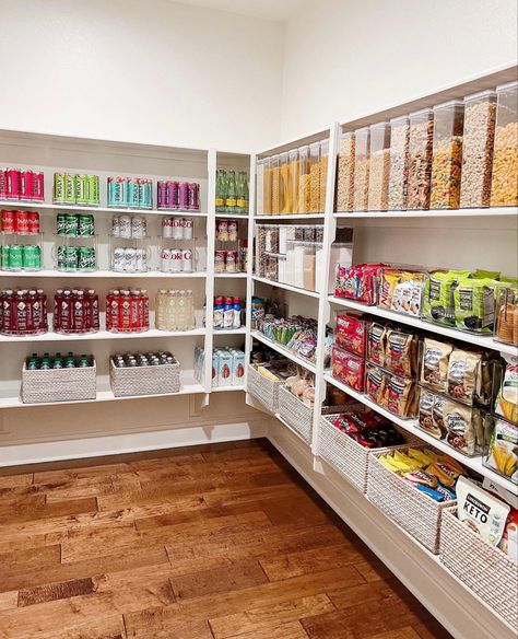 Kylie Kardashian Pantry, Giant Pantry, Dream Pantry Walk In Luxury, Pantry Aesthetic, Aesthetic Pantry, Luxury Pantry, White Pantry, Dream Pantry, Pantry Inspiration