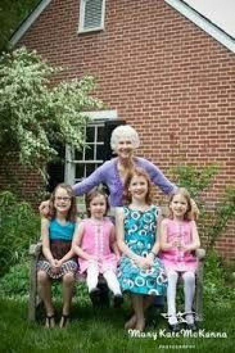 Grandkids Photography, Grandparents Photography, Extended Family Photography, Grandma Photos, Grandparent Photo, Family Picture Poses, Fall Family Pictures, Sister Photos, Instagram Family