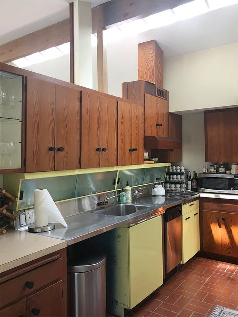 Mid Century Cottage Kitchen, Mid Century Modern Kitchen Sink, Mid Century Style Kitchen, Mid Century Farmhouse Kitchen, 70s Interior Design Retro, Midcentury Modern Interior Design, Mid Century Kitchen Cabinets, Mid Century Modern Kitchen Renovation, Retro Kitchen Cabinets