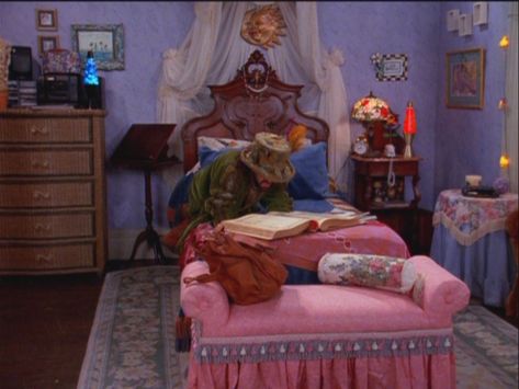 Snapshot from the TV Show Sabrina The Teenage Witch. The room is filled with tons of random this and is very hippie like 90s Witch Decor, Late 90s Bedroom, Love Witch Aesthetic Bedroom, Sabrina The Teenage Witch Room, Whimsy Gothic Bedroom, Whimsy Gothic Decor, Love Witch Room Aesthetic, Sabrina The Teenage Witch Bedroom, 90s Whimsigoth Bedroom