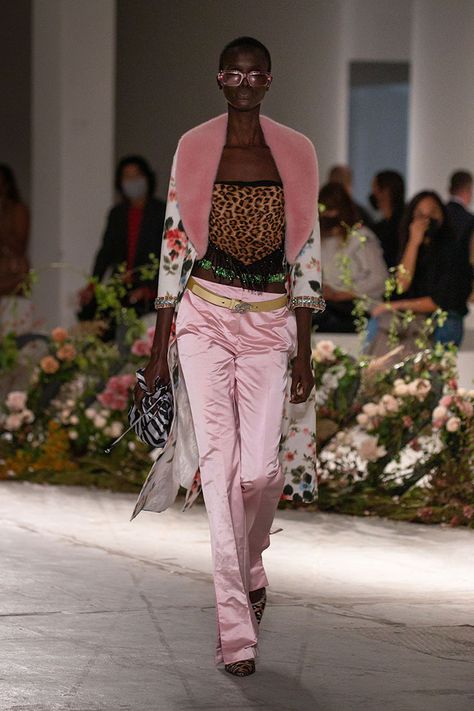 MFW: BLUMARINE Spring Summer 2021 Ready To Wear Blumarine Resort 2023, Supermodel Fashion, Blumarine 2004, Blumarine Ss22, Blumarine 2021, Blumarine Spring Summer 2022, Blumarine Spring 2004, Slim Denim, Vogue India