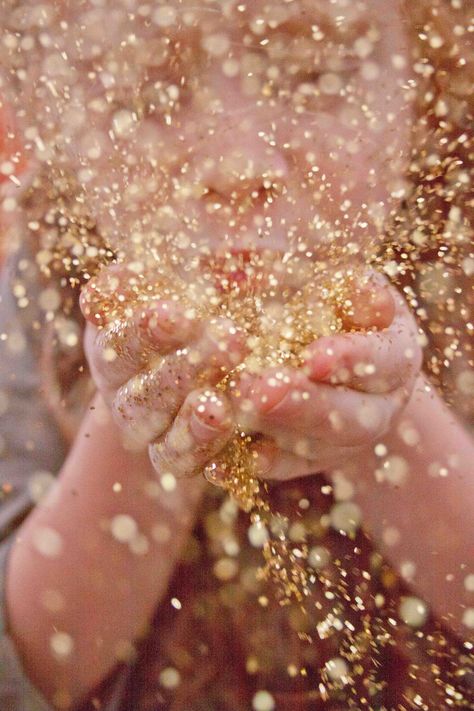 Golden Sparkle Aesthetic, Glitter Photo Shoots, Blowing Glitter, Dessert Photography, Christmas Shoot, Make It Rain, Glitter Girl, Powerful Images, Miss Dior