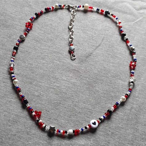 Collar de chaquiras inspirado en Spider-Man<3 Diy Mens Necklace Ideas, Spider Man Jewelry, Spider Man Accessories, Spider Man Necklace, Spider Man Bracelet, Spider Man 3, Mens Jewerly, Beaded Spiders, The Amazing Spider Man