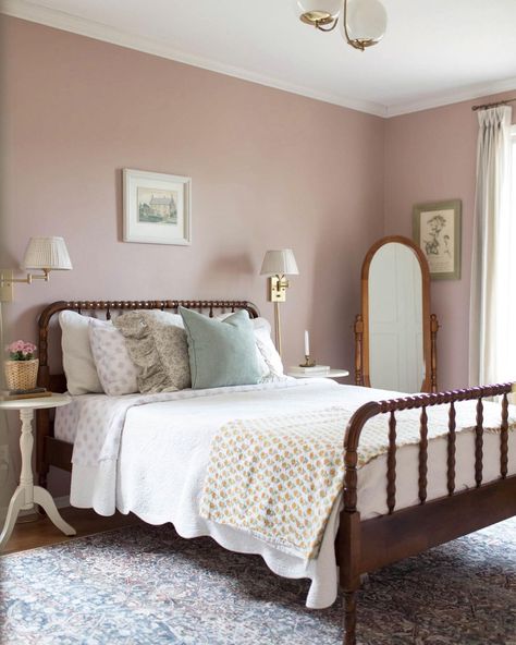 Bed Off Center In Room, Mauve Girls Room, Mauve Bedroom, Vintage Girls Rooms, Girl Room Inspiration, Spare Bed, Toddler Girl Room, Basement Apartment, Cottage Bedroom