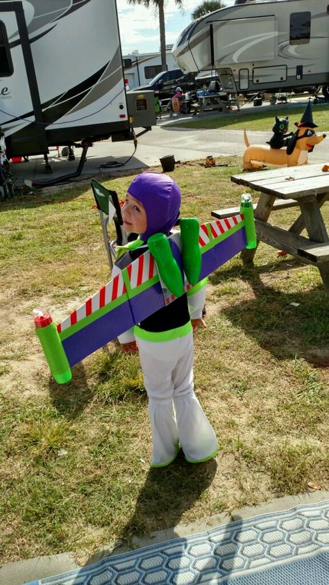 Buzz Lightyear with homemade wings Diy Buzz Lightyear Costume, Disfraz Buzz Lightyear, Buzz Costume, Buzz Lightyear Wings, Homemade Wings, Lightyear Costume, Childrens Halloween Costumes, Buzz Lightyear Costume, Toy Story Halloween