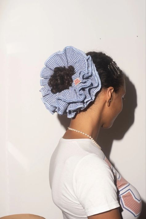 Aesthetic Scrunchie Hairstyles, Big Hair Scrunchie, Big Scrunchie Outfit, Giant Scrunchie Hairstyles, Large Scrunchie Hairstyles, Good Squish Scrunchie, Oversized Scrunchie Hairstyles, Good Squish, Hair With Scrunchie