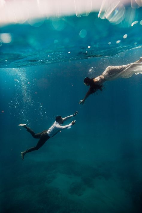 Epic underwater couples session in Hawai'i Underwater Senior Pictures, Underwater Couple Photography, Couples Underwater, Underwater Reference, Couple Underwater, Man In Water, Underwater Lovers, Underwater Shoot, Mermaid Photoshoot