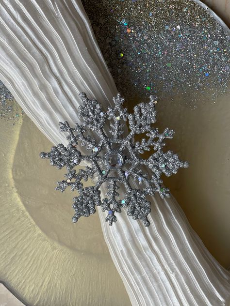 Beautiful glitter and elegant Christmas snowflake napkin rings. Choose between gold or silver to glam up your table. Sold separately so you can make your set as small or as large as you want. These napkin rings, will add that special look to your table, with that wow factor that will amaze your guests. Ring is 3 tier round lucite.  Measurements:  4 inches long at longer edges 3 inches long at shorter side of star Ring is 1 ½ inches in diameter. Winter Wonderland Centerpieces Diy, Winter Wonderland Table Setting, White Christmas Table Setting, Frozen Wedding Theme, Snowflake Christmas Decor, Quinceanera Winter Wonderland, Snowflake Napkin Rings, Silver Wedding Reception, Winter Wonderland Centerpieces