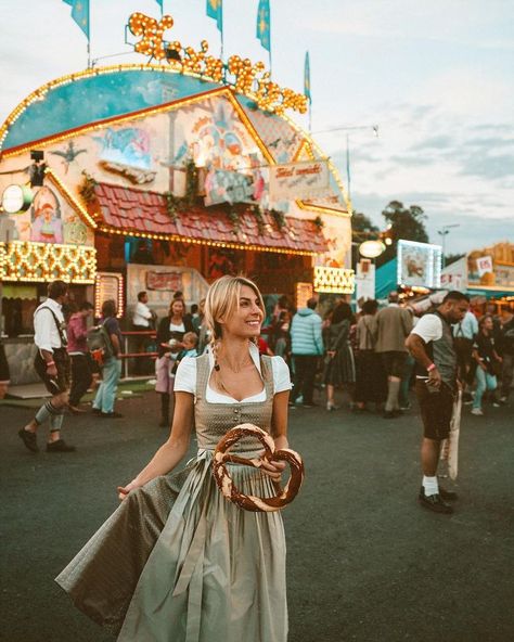 @finduslost on Instagram - Munich, Germany #oktoberfest #munich #germany #europe #bucketlist Oktoberfest Trip, Oktoberfest Decor, Munich Germany Oktoberfest, Octoberfest Outfits, Oktoberfest Hairstyle, Selena Taylor, Oktoberfest Festival, Beer Maid, Oktoberfest Munich