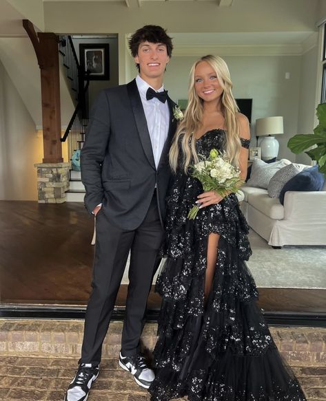 Black Prom Dress And Suit, Dark Purple Prom Couple, Purple Prom Couple, Black Prom Dress Couple, Dark Grey Suit, Red Prom Dress Long, Dark Gray Suit, Couple Black, Prom Couples