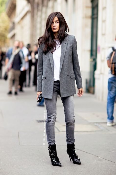 Street Style: How To Master An Edgy Grey-On-Grey Look Moda Over 50, Moda Over 40, Blazer And Jeans, Style Casual Chic, Fashion For Petite Women, Womens Fashion Casual Fall, Womens Fashion Casual Spring, Womens Fashion Casual Summer, Grunge Look