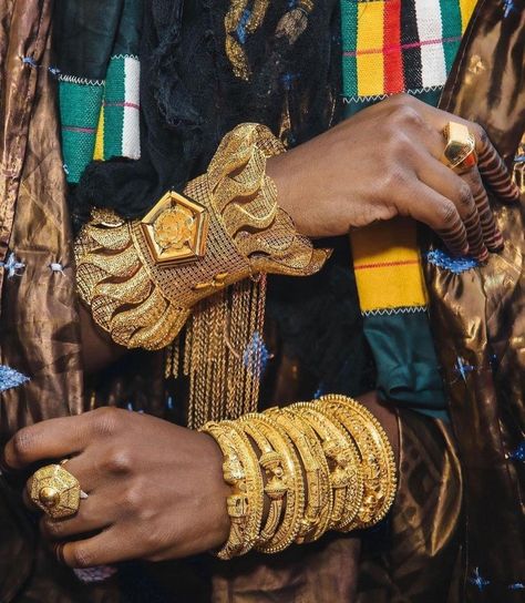 African Traditional Jewellery, African Gold Aesthetic, West African Jewelry, Nigerian Aesthetic, Mali Culture, Mode Old School, Dope Jewelry Accessories, Maximalist Style, African Royalty