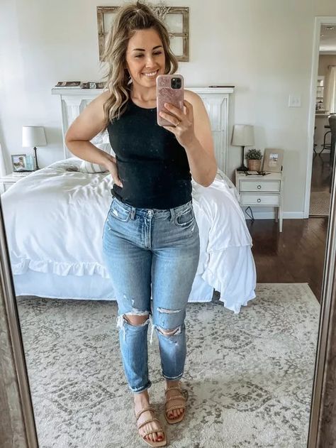 Mid Size Women Outfits Summer, Mid Size Summer Outfits Casual, Mid Size Fashion Spring, Mom Jeans Outfit Summer Casual, Mom Bod Outfits, Jeans And Tank Top Outfit, Casual Comfy Summer Outfits, Mom Summer Outfits Curvy, Hot Mom Style