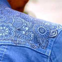 Tutorial shows you how to "tattoo" a denim jacket using a sharpie marker, glue, and fabric dye. Denim Embellishment, How To Tattoo, Tattoo Tutorial, Recyceltes Denim, Embellishment Ideas, Sharpie Crafts, Jacket Details, Diy Sac, Fabric Dye