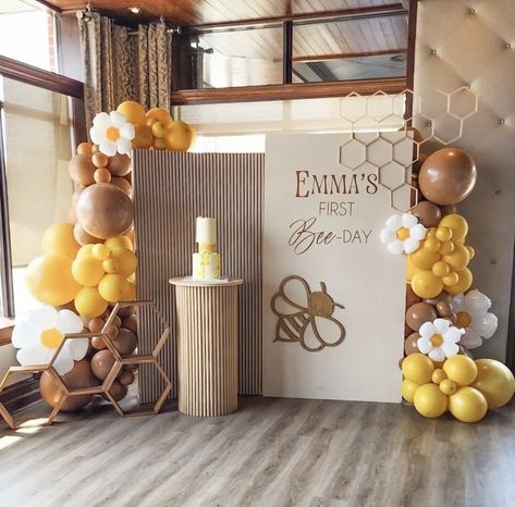 Bee Backdrop Birthday Parties, Bee Themed Birthday Party Backdrop, Honey Theme Birthday, First Bee Day Balloon Garland, Bumble Bee Party Decorations, Beeday Party Decor, Bee Day Balloon Arch, Our Honey Is Turning One, Honey Bee Party Decorations