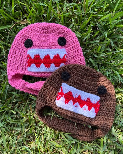 handmade crochet domo hats ! *made to fit adults*  Please pick what color you would like and how many. product is handmade and takes 1-2 weeks for completion. *Item made in pet-friendly home* Crochet Domo Hat, Dark Green Crochet Ideas, Matching Crochet Hats, Crochet Squid Hat, Sonic Crochet Hat, Unique Crochet Projects Ideas, Cool Crochet Hats, Domo Beanie, Halloween Crochet Hats