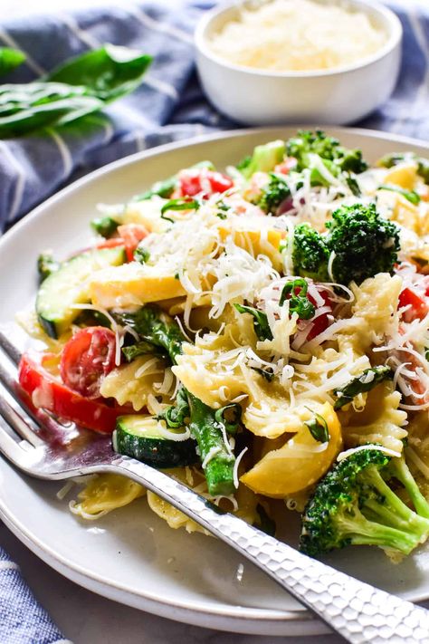 Pasta Primavera Alfredo, Veggie Alfredo, Jarred Alfredo Sauce, Creamy Alfredo Sauce, Pasta Primavera Recipe, Spring Veggies, Gluten Free Noodles, Pasta Primavera, Homemade Alfredo Sauce