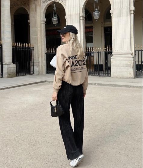 Gucci Mini Jackie Bag, Gucci Jackie Bag Outfit, Gucci Mini Jackie, Black Bag Outfit, Gucci Jackie 1961, Street Style Bags, Gucci Mini, Daily Outfit Inspiration, Instagram Content