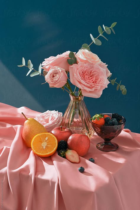 Flower Bouquet Still Life Photography, Fruit And Flower Photography, Fruit And Flowers Arrangement, Fun Still Life Photography, Flower Still Life Drawing, Freshness Aesthetic, Still Life Flowers Photography, Vintage Still Life Photography, Still Life Photography Objects