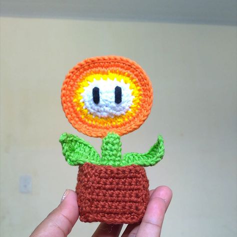 Flor de Fogo do Super Mario Amigurumi Mini Mario, Mario Crochet, Fire Flower, Mario Bros., Craft Fair, Super Mario Bros, Mario Bros, Christmas Crochet, Craft Fairs