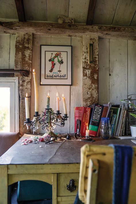 For Nearly Two Decades, He's Toted This Writing Cabin Around Writing Cabin, Witchy House, Pine Cabin, Cottage Tiny House, Shiplap Ceiling, Flea Market Style, Interiors Inspiration, Plank Walls, Modern Cabin