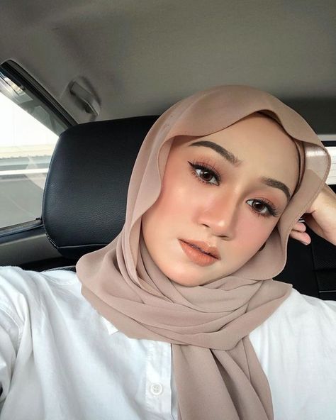 Picnic Makeup Look, Inspirasi Make Up, Make Up Simple Natural Hijab, Make Up Lebaran, Malay Makeup, Make Up Flawless Hijab, Make Up Perpisahan, Make Up Natural Wisuda, Make Up Wisuda Hijab