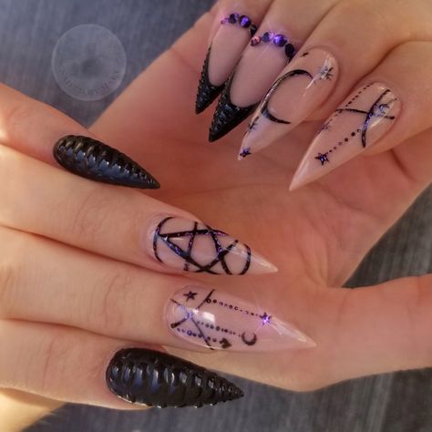 Witch halloween art stilettos star moon crescent purple black Pointy Witch Nails, Villain Nails Aesthetic, Ouji Board Nails, Black And Dark Purple Nails, Witchy Nails Stiletto, Black Stilleto Nails Designs, Heavy Metal Nails, Halloween Stilleto Nails, Pagan Nails