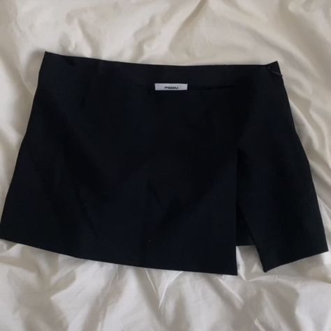 Low Waisted Black Mini Skirt, Low Waisted Black Skirt, Low Waisted Skirt Outfits, Low Waist Skirt Outfits, Black Skirt Aesthetic, Mini Skirt Aesthetic, Low Waist Mini Skirt, Mini Black Skirt, Low Waisted Skirt