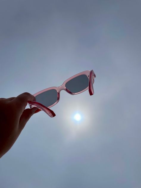 Summer sun aesthetic vibey photo with sunglasses vsco pic inspo Sunglasses Aesthetic Summer, Cute Glass Sunglasses For Summer, Photo With Sunglasses, Sunglasses Summer Aesthetic, Aesthetic Sunglasses Pictures, Summer Sun Aesthetic, Vibey Photos, Vibey Aesthetics, Sunglasses Pool Aesthetic