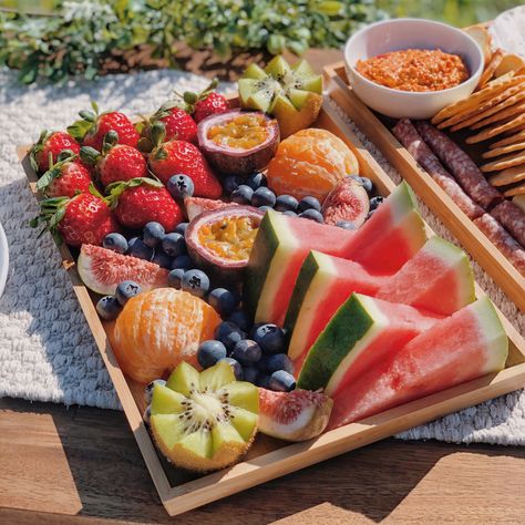 Fruits For Picnic, Low Budget Picnic Ideas, Fruit Platter Picnic, Fruit Picnic Ideas, Fruit For Picnic, Fruit Picnic Aesthetic, Indoor Picnic Food Ideas, Picnic Fruit Platter, Picnic Fruit Ideas