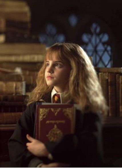 Harry Potter. Hermione.. the only movie to capture the book movie. I love Emma playing Hermione. She did amazing. I just wished she looked more like the book her also. No complaints :D How To Be Single, Images Harry Potter, Ron And Hermione, Harry Potter Love, Daniel Radcliffe, Mischief Managed, Ron Weasley, Harry Potter World, School Library