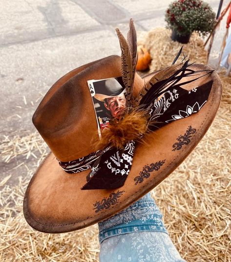 Cowgirl Hat Design Ideas, Burned Western Hats For Women, Western Felt Hats For Women, Western Hat Designs, Cowboy Hat Bands Diy Ideas, Custom Felt Hats For Women, Diy Fedora Hat, Custom Hats For Women, Hat Bar Ideas