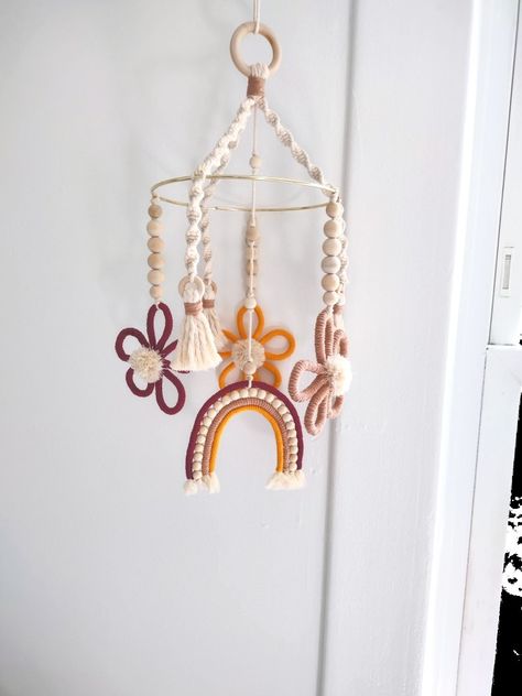 Diy Daisy Mobile, Daisy Mobile, Daisy Chain Macrame, Macrame Baby Mobile, Daisy Macrame Keychain, Macrame Nursery Decor, Macrame Daisy, Macrame Rainbow Mobile, Macrame Cot Mobile