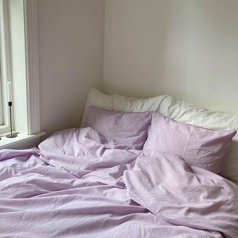 Purple Bedsheets, Purple Bedroom Aesthetic, Lilac Room, Holding A Mirror, Lilac Bedroom, Lilac Bedding, Lavender Bedroom, Lavender Bedding, Mode Purple