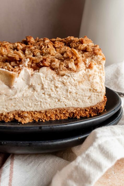 apple crumble cheesecake - whisked away kitchen Low Carb Gluten Free Desserts, Apple Crumble Cheesecake, Apple Crumble Topping, Crumble Cheesecake, Easy Apple Crumble, Cheesecake Tart, Autumn Baking, Bakery Ideas, Cheesecake Filling