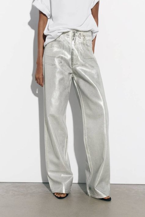 33 New-In Zara Pieces I Know Will Be the First to Sell Out | Who What Wear UK Silver Jeans Outfit, Italian Outfits Women, Zara Wide Leg Jeans, Silver Outfits, Silver Pants, Mid Waist Jeans, Metallic Jeans, Metallic Pants, Metallic Look